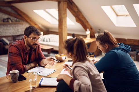 Wohnungsmarkt_ Wohngemeinschaft sitzt gemeinsam am Tisch