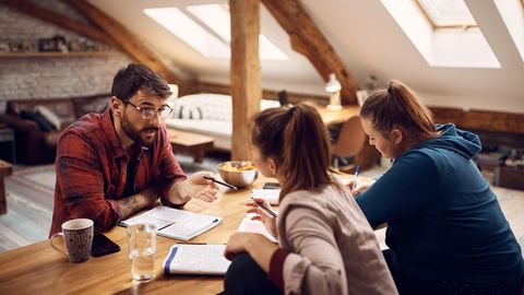 Wohnungsmarkt_ Wohngemeinschaft sitzt gemeinsam am Tisch