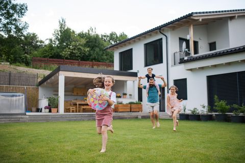 Wohnungsmarkt: Familie spielt im Garten