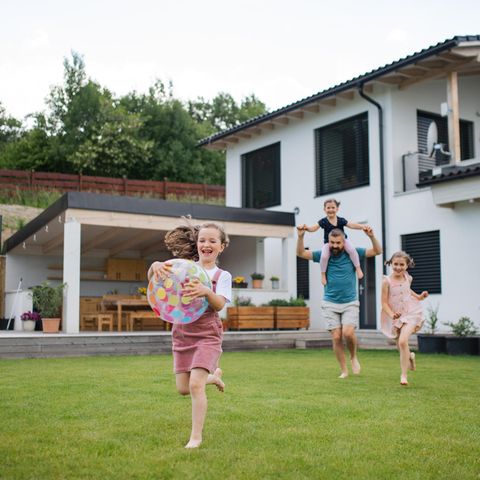 Wohnungsmarkt: Familie spielt im Garten