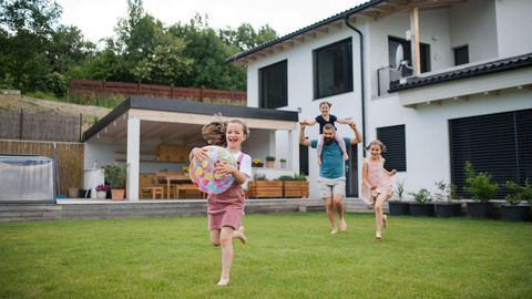 Wohnungsmarkt: Familie spielt im Garten