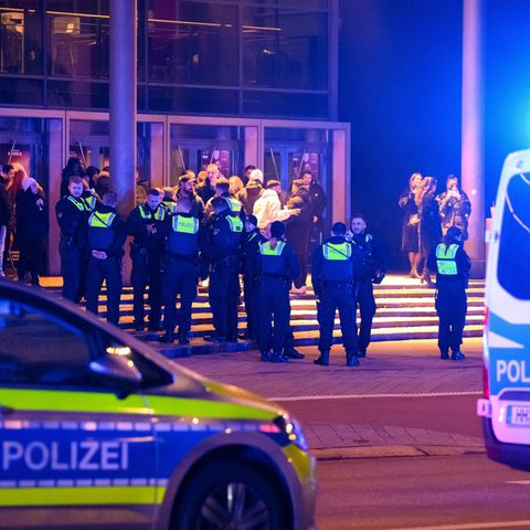 Polizei steht vor einem Kino
