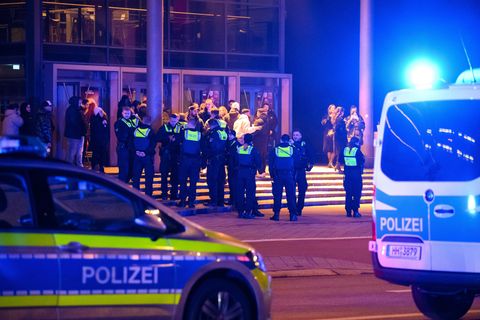 Polizei steht vor einem Kino