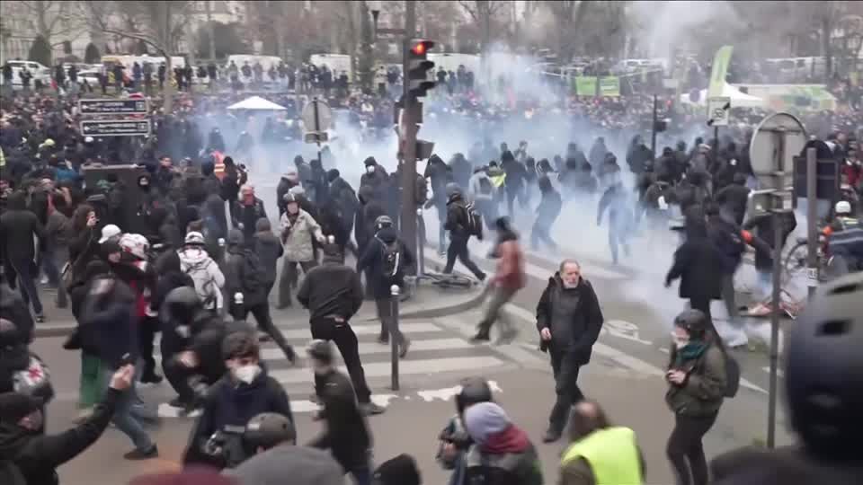 Video: Frankreich: Gewalt bei Protesten gegen umstrittene Rentenreform