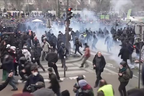 Video: Frankreich: Gewalt bei Protesten gegen umstrittene Rentenreform