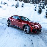 Der Ferrari Purosangue in einer Kurvenfahrt auf schneebedeckter Straße