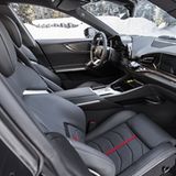 Vor dem Beifahrer ist ein eigenständiges Display platziert