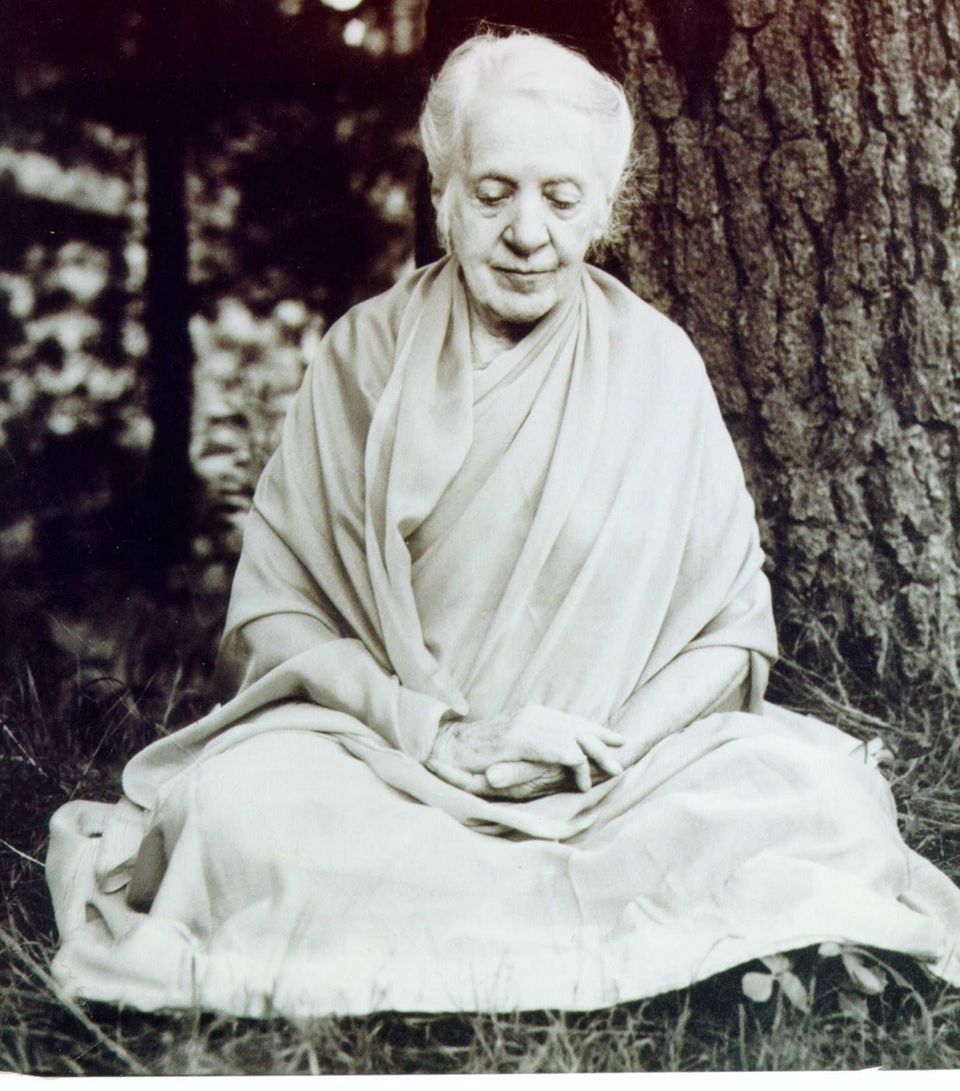Indra Devi im Meditationssitz