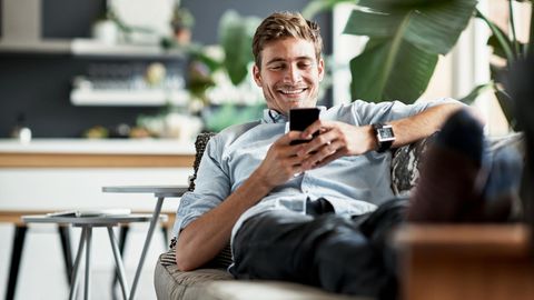 Mann schaut auf sein Handy