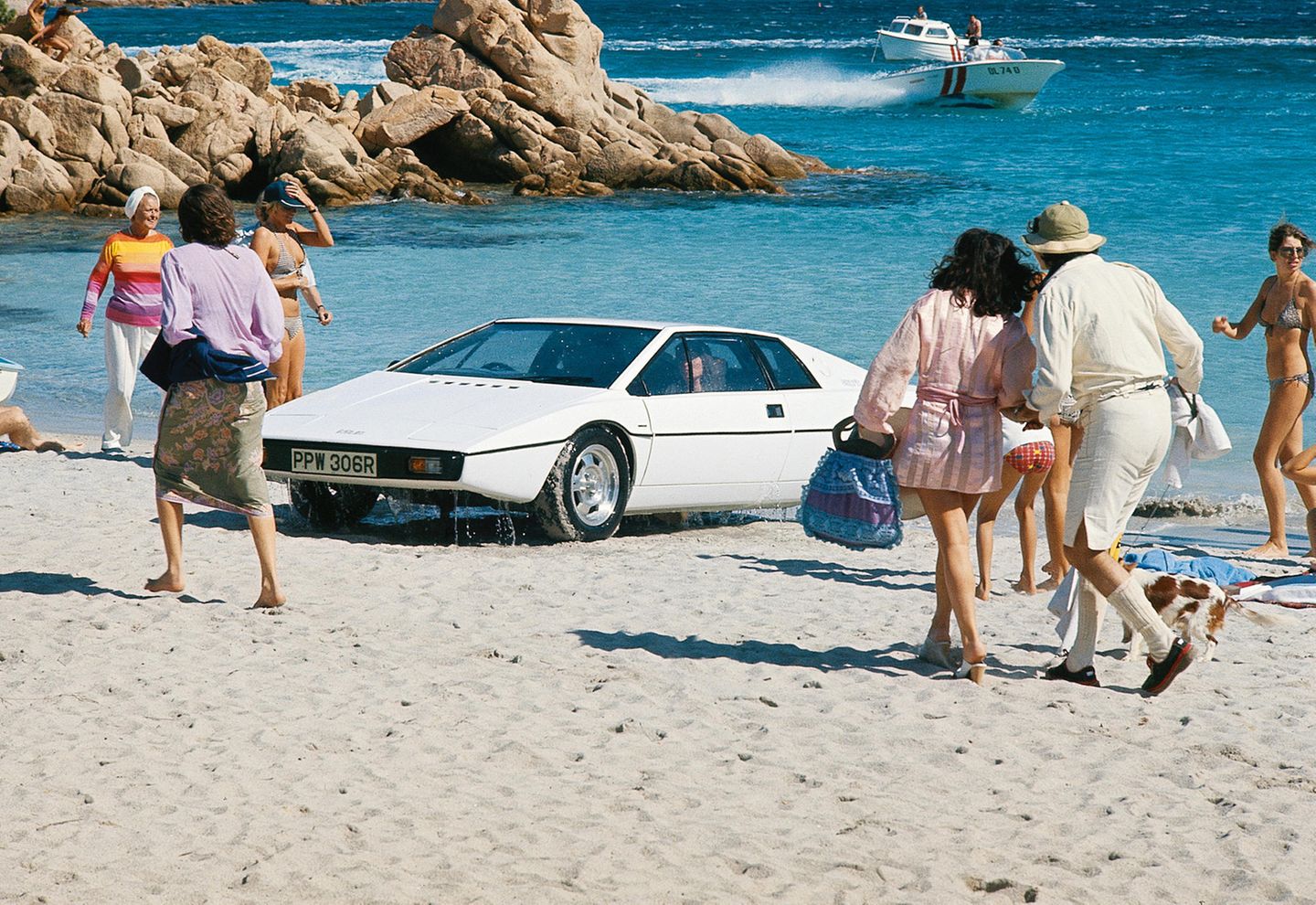"Der Spion, der mich liebte" Mit der Lizenz zum Tauchen: Der Lotus Esprit aus dem Film "Der Spion, der mich liebte". Der Lotus Esprit wurde neben dem Aston Martin DB5 zum berühmtesten Agenten-Gefährt. Das Besondere an dem Wagen: Er konnte sich in Sekundenschnelle in ein Unterwasser-Boot "verwandeln".