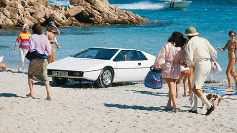 Mit der Lizenz zum Tauchen: Der Lotus Esprit aus dem Film "Der Spion, der mich liebte". Der Lotus Esprit wurde neben dem Aston Martin DB5 zum berühmtesten Agenten-Gefährt. Das Besondere an dem Wagen: Er konnte sich in Sekundenschnelle in ein Unterwasser-Boot "verwandeln". 