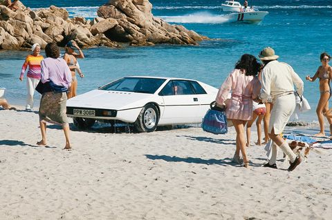 Mit der Lizenz zum Tauchen: Der Lotus Esprit aus dem Film "Der Spion, der mich liebte". Der Lotus Esprit wurde neben dem Aston Martin DB5 zum berühmtesten Agenten-Gefährt. Das Besondere an dem Wagen: Er konnte sich in Sekundenschnelle in ein Unterwasser-Boot "verwandeln". 
