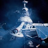 "Moonraker – Streng geheim" erschien 1979 und ist der elfte Film der James-Bond-Reihe und der vierte mit Roger Moore in der Hauptrolle. Dies war Adams letzter Bond-Film: "Ein Großteil meines Teams war nicht mehr bei mir und die gesamte Struktur der Herstellung von Bond-Filmen hatte sich geändert. Ich hatte das Gefühl, ich wollte eine Pause davon … wir drifteten auseinander", sagte der Produktionsdesigner. Auf dem Bild ist der Dreh der Zerstörung eines von Adams kreierten Raumstationsmodells zu sehen. 