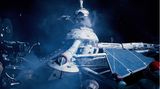 "Moonraker – Streng geheim" erschien 1979 und ist der elfte Film der James-Bond-Reihe und der vierte mit Roger Moore in der Hauptrolle. Dies war Adams letzter Bond-Film: "Ein Großteil meines Teams war nicht mehr bei mir und die gesamte Struktur der Herstellung von Bond-Filmen hatte sich geändert. Ich hatte das Gefühl, ich wollte eine Pause davon … wir drifteten auseinander", sagte der Produktionsdesigner. Auf dem Bild ist der Dreh der Zerstörung eines von Adams kreierten Raumstationsmodells zu sehen. 
