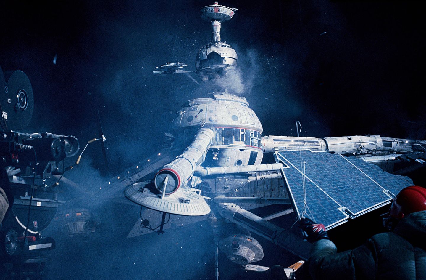 "Moonraker" "Moonraker – Streng geheim" erschien 1979 und ist der elfte Film der James-Bond-Reihe und der vierte mit Roger Moore in der Hauptrolle. Dies war Adams letzter Bond-Film: "Ein Großteil meines Teams war nicht mehr bei mir und die gesamte Struktur der Herstellung von Bond-Filmen hatte sich geändert. Ich hatte das Gefühl, ich wollte eine Pause davon … wir drifteten auseinander", sagte der Produktionsdesigner. Auf dem Bild ist der Dreh der Zerstörung eines von Adams kreierten Raumstationsmodells zu sehen.
