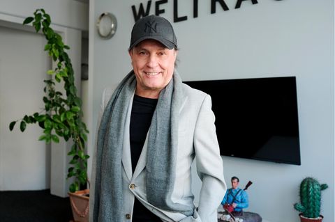 Der Sänger Peter Schilling in einem grauen Blazer und einer schwarzen Cap in seinem Studio