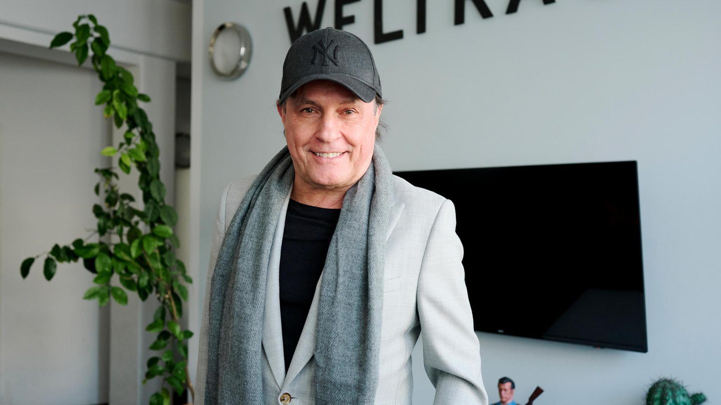 Der Sänger Peter Schilling in einem grauen Blazer und einer schwarzen Cap in seinem Studio
