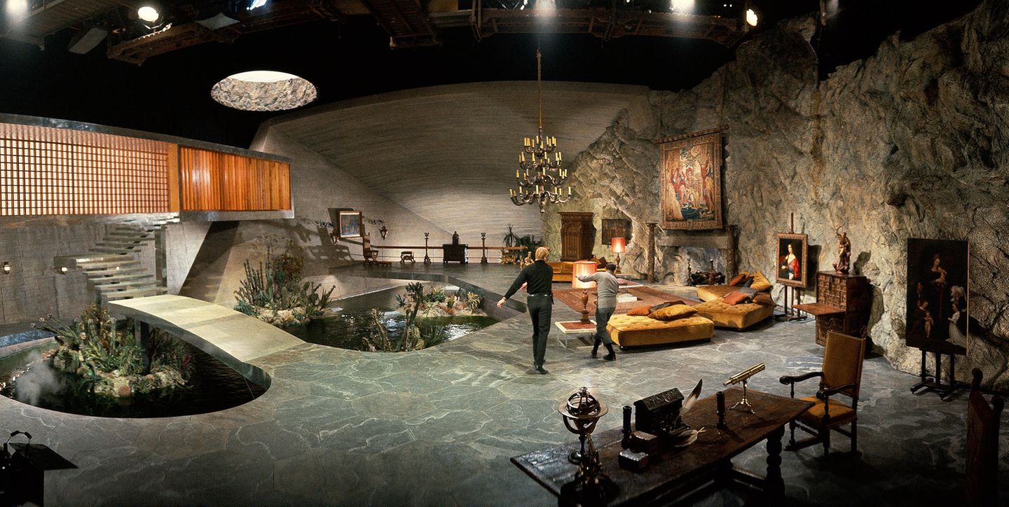 "Man lebt nur zweimal" James Bond bekämpft Ernst Stavro Blofelds Leibwächter Hans im Versteck des kriminelles Superhirns. Eine Szene aus dem Film "Man lebt nur zweimal" – dem fünften James-Bond-Film aus dem Jahr 1967. Für Ken Adam war es bereits der dritte Film der Reihe, bei dem er für das Setting verantwortlich war. Zuvor arbeitete er bereits bei "007 jagt Dr. No" und "Goldfinger" mit. Es sei "die wichtigste Serie, die ich je entworfen habe", sagte Adam einmal. Seine Arbeit prägte den Bond-Look und wurde Teil seiner filmischen DNA.