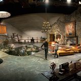 James Bond bekämpft Ernst Stavro Blofelds Leibwächter Hans im Versteck des kriminelles Superhirns. Eine Szene aus dem Film "Man lebt nur zweimal" – dem fünften James-Bond-Film aus dem Jahr 1967.  Für Ken Adam war es bereits der dritte Film der Reihe, bei dem er für das Setting verantwortlich war. Zuvor arbeitete er bereits bei "007 jagt Dr. No" und "Goldfinger" mit.   Es sei "die wichtigste Serie, die ich je entworfen habe", sagte Adam einmal. Seine Arbeit prägte den Bond-Look und wurde Teil seiner filmischen DNA.