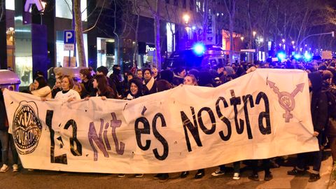 Menschen nehmen an einer Demonstration zum Internationalen Frauentag teil