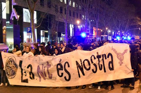 Menschen nehmen an einer Demonstration zum Internationalen Frauentag teil