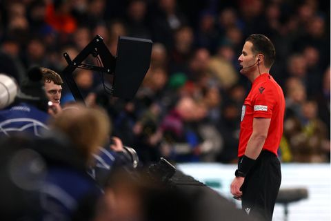 Schiedsrichter Danny Makkelie beim Videobeweis