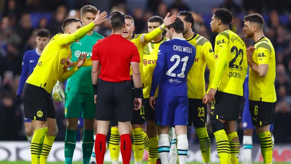 Video: BVB fliegt durch umstrittenen Elfmeter aus der Champions League