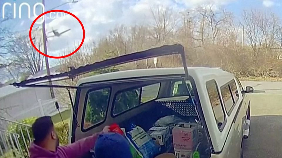 Unglück in New York: Türkamera hält Flugzeugabsturz fest