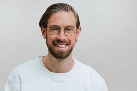 Eine Portraitaufnahme des Psychologen Niklas Hellemann, Gründer und CEO von SoSafe
