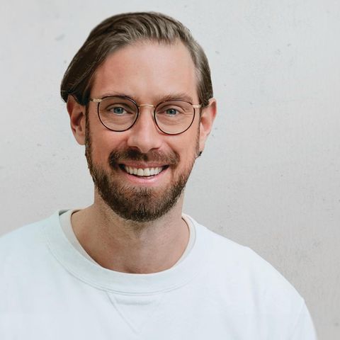 Eine Portraitaufnahme des Psychologen Niklas Hellemann, Gründer und CEO von SoSafe