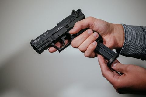 Ein Mann lädt eine Schreckschuss-Pistole "Walther P22" mit einem Magazin. Etwa tausend Extremisten haben eine Waffenerlaubnis.