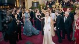 Angelina Jolie bei den Oscars 2004 in einer Marc-Bouwer-Robe