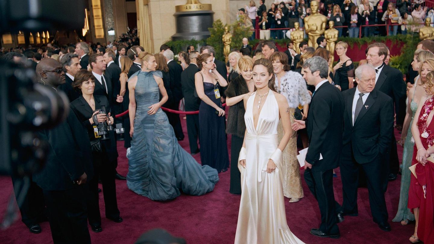 Angelina Jolie bei den Oscars 2004 in einer Marc-Bouwer-Robe