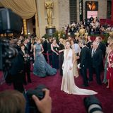 Angelina Jolie bei den Oscars 2004 in einer Marc-Bouwer-Robe