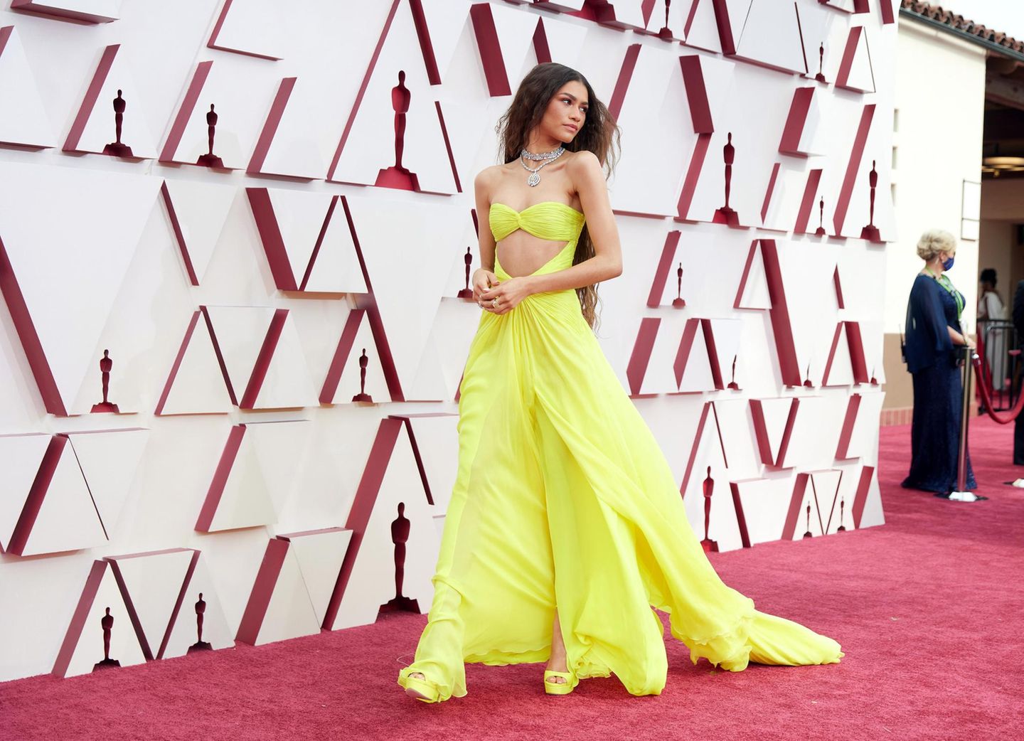 Zendaya trägt bei den Oscars 2021 ein Valentino-Kleid