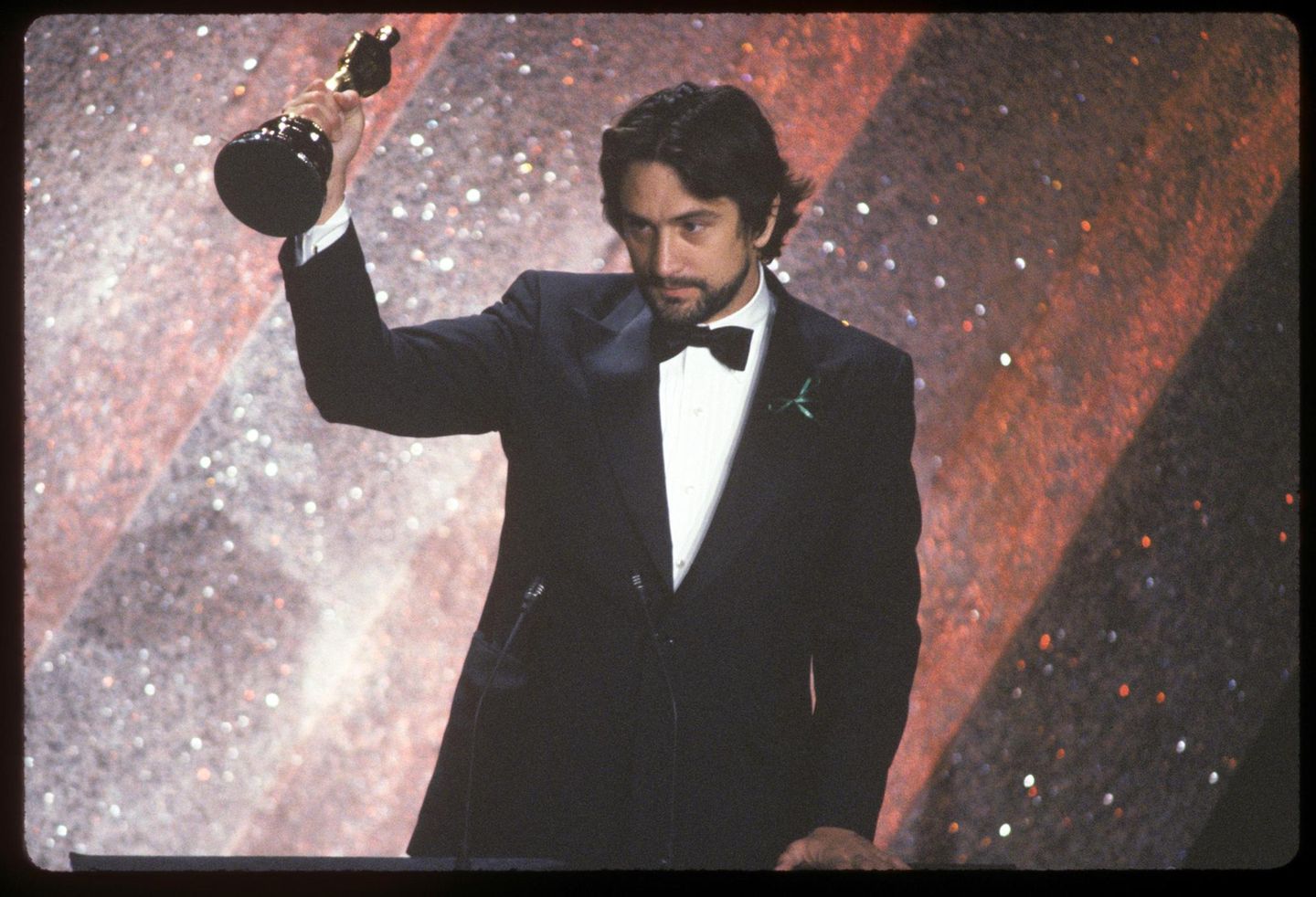 Robert de Niro trägt 1981 bei den Oscars ein gekreuztes Bändchen am Revers. Es erinnert an die Kindermorde von Atlanta.