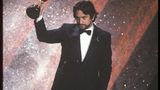Robert de Niro trägt 1981 bei den Oscars ein gekreuztes Bändchen am Revers. Es erinnert an die Kindermorde von Atlanta.