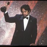 Robert de Niro trägt 1981 bei den Oscars ein gekreuztes Bändchen am Revers. Es erinnert an die Kindermorde von Atlanta.