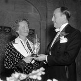 Biedergängerin: Bette Davis erscheint 1936 in einem tuntigen Blümchenkleid und rebelliert so gegen die Macht der Filmstudios