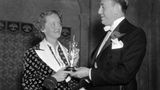 Biedergängerin: Bette Davis erscheint 1936 in einem tuntigen Blümchenkleid und rebelliert so gegen die Macht der Filmstudios