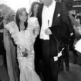 Früh stylt sich: Angelina Jolie begleitet ihren Vater Jon Voight 1986 im weißen Spitzenkleid zu den Oscars