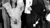 Früh stylt sich: Angelina Jolie begleitet ihren Vater Jon Voight 1986 im weißen Spitzenkleid zu den Oscars