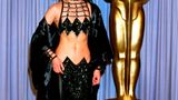 Molto schrill: Cher bei den Oscars 1986 mit Federkopfschmuck und bauchfreiem Zweiteiler