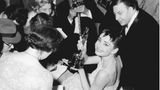Audrey Hepburn wird 1954 bei den Oscars ausgezeichnet