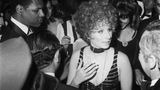 Stars wie Barbra Streisand verzichten Ende der Sechziger auf Prinzessinnenkleider und zeigen sich im Party-Look