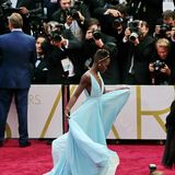 Lupita Nyong’o trägt 2014 als Krönung zum Chiffonkleid von Prada einen mit Diamanten besetzten Haarreif