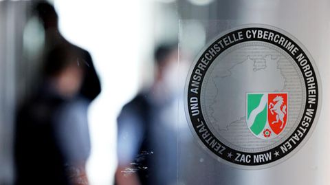 Das Logo der zentralen Anlaufstelle für Cybercrime (ZAC) hängt an einer Glastür