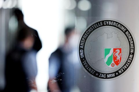 Das Logo der zentralen Anlaufstelle für Cybercrime (ZAC) hängt an einer Glastür