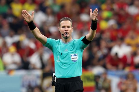 Danny Makkelie bei einem Einsatz bei der WM in Katar 2022. Der Schiedsrichter steht nach der Champions-League-Partie zwischen dem FC Chelsea und Borussia Dortmund in der Kritik.