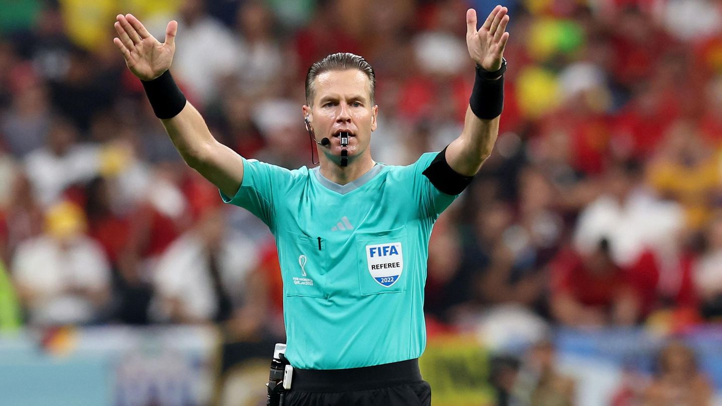 Danny Makkelie bei einem Einsatz bei der WM in Katar 2022. Der Schiedsrichter steht nach der Champions-League-Partie zwischen dem FC Chelsea und Borussia Dortmund in der Kritik.